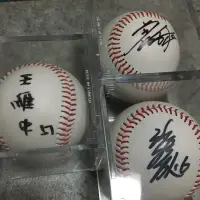 在飛比找蝦皮購物優惠-MLB 活動限量簽名球 陳偉殷 曾仁和 王維中 親簽 簽名棒