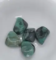 ONE (1) GENUINE HIGH GRADE EMERALD TUMBLED STONE 20-25 mm