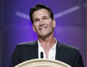 Actor Patrick Swayze accepts the Independent Career Achievement Aw - Old Photo 1