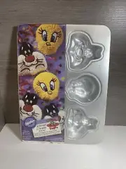 New VINTAGE 1994 Looney Tunes TWEETY BIRD & SYLVESTER Wilton MINI CAKE PAN Set