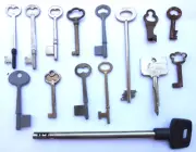 Lot of 15 Skeleton Keys Safe keys ...