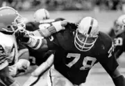 Offensive Lineman Art Shell Of The Oakland Raiders Nfl 1977 OLD PHOTO