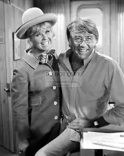 DORIS DAY AND PETER LAWFORD - 8X10 PUBLICITY PHOTO (NN-136)