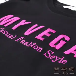 【MYVEGA 麥雪爾】豹紋披肩裝飾字母刺繡上衣-黑