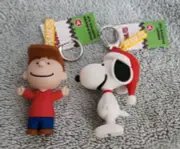 PRECIOUS MOMENTS PEANUTS CHRISTMAS Charlie Brown & Snoopy Backpack Clip NWT