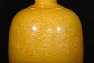 大明弘治年制黃釉雕刻龍紋骰鐘，高22×15厘米3601753