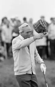 American Golfer Arnold Palmer Acknowledges The Crowd 1982 Golf Old Photo