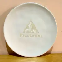 在飛比找蝦皮購物優惠-TOBLERONE瑞士三角巧克力 刻紋瓷盤 單入 陶瓷盤 花