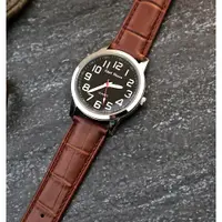 在飛比找蝦皮購物優惠-務實至上黑面白字棕色錶帶台灣品牌國民時尚不鏽鋼石英錶,清晰超