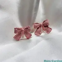 在飛比找蝦皮購物優惠-【Hera Garden】粉色蝴蝶結耳夾