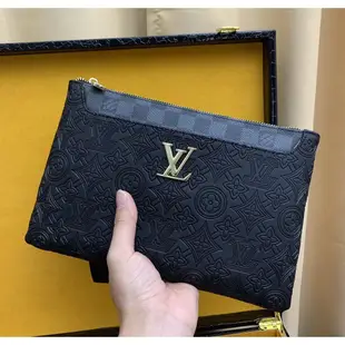 星兒店/二手Louis Vuitton LV路易威登 LV 聯名設計款手拿包 男用 晚宴手拿包 Lv長夾包包