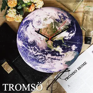 TROMSO宇宙時代無框畫時鐘-地球/掛鐘 室內設計 圓形 擬真大自然 大樹小屋【H0315084】