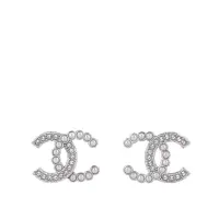 在飛比找博客來優惠-CHANEL CC Logo 水鑽及珍珠鑲飾針式耳環 (銀色