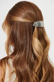 Aces Metal Oval Hair Clip in Silver one size