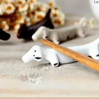 在飛比找樂天市場購物網優惠-陶瓷 臘腸狗 筷架 四色小狗 筷子架 筆擱 拍攝道具用裝飾品