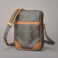 在飛比找蝦皮購物優惠-Louis Vuitton 路易威登 Monogram M4