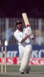Salim Malik batting for Pakistan during the 3rd Test match be- Cricket Photo 1