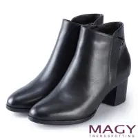 在飛比找momo購物網優惠-【MAGY】紐約時尚步調 金屬V型扣環牛皮粗跟短靴(黑色)