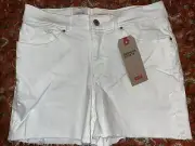 NWT Levi’s Size 6 White Bermuda Shorts Cutoffs Flat Front Waist 28 Inseam 4”