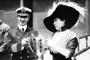 New 5x7 Photo: Unsinkable Molly Brown Gives Award to CARPATHIA Captain