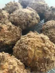 6 Apple with Cinnamon Crumble Muffins