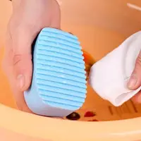 在飛比找Yahoo!奇摩拍賣優惠-TwinS手握式糖果色矽膠洗衣刷迷你洗衣板搓衣板【顏色隨機發
