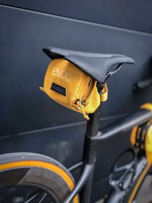 德國 EVOC SEAT BAG TOUR 登山車座墊包「沙漠金」尺寸M 可裝後燈 防水耐磨抗刮 (7.4折)