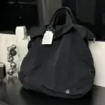【OTHER MORE 特選潮流】加拿大運動品牌 LULULEMON  ON MY LEVEL BAG 側背包19L