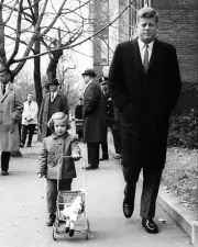 JOHN F. KENNEDY & CAROLINE IN GEORGETOWN NOVEMBER 1960 - 8X10 PHOTO (BB-816)
