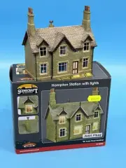 BACHMANN SCENECRAFT 'OO' GAUGE 44-0082 'HAMPTON STATION WITH LIGHTS' BUILDING