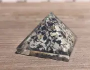 SMALL (25-30mm) DALMATIAN JASPER STONE ORGONE GEMSTONE PYRAMID ORGONITE