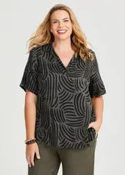 [TS] Taking Shape Natural Hayes Collar Top Size 20 in Print, Viscose - Plus Size Women's Clothing Print