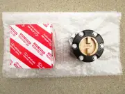 92 - 01 TOYOTA LAND CRUISER HDJ80 FREE WHEEL MANUAL LOCKING HUB QTY 1 OEM NEW (for: Toyota)