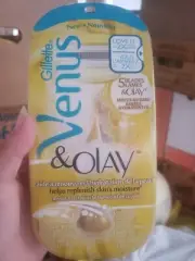 Gillette Venus & Olay Women's Razor. 1 razor, 1 Refill, 1 shower hook
