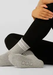 [Lorna Jane] Pilates Grip Crew Socks in Grey One Size Grey Marl/White