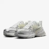 在飛比找momo購物網優惠-【NIKE 耐吉】休閒鞋 老爹鞋_女_灰銀_W V2K RU