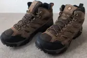 MERRELL Men's Size 8.5 Medium Moab 2 Mid Waterproof Earth Brown Hiking Boots