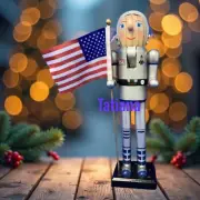 BESTPRICE Astronaut Nutcracker 14“ Holding USA Flag Spacesuit Christmas Decor
