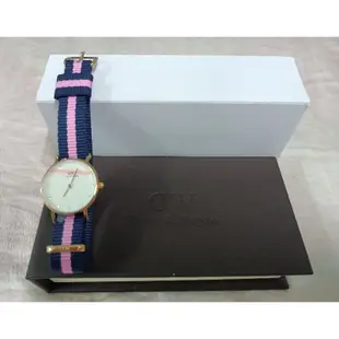 ［蝦皮店到店免運 贈電子錶電池1顆 正品保證 全新］DW手錶時尚晶鑽尼龍錶帶女錶26mm（驚喜價：$850）