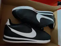 在飛比找Yahoo!奇摩拍賣優惠-全新 NIKE WMNS CLASSIC CORTEZ LE