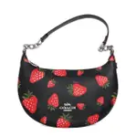 【COACH】滿版紅色草莓圖印小款肩背半月包(黑色)