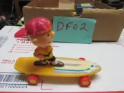 [DF02] vintage plastic toy Charlie Brown on skate board