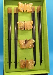 VTG CARVED TORTOISE BUTTERFLY CHOPSTICK RESTS & TIPPED TORTOISE CHOPSTICKS SET 4