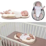 枕頭在嬰兒 JJVOCE 的正確位置睡覺。 嬰兒頭和肌肉形枕頭