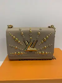 在飛比找Yahoo!奇摩拍賣優惠-LV LOUIS VUITTON TWIST MM 米色雙用