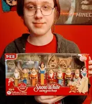 Disney's Snow White and the Seven Dwarfs Limited Edition PEZ Collector Series !