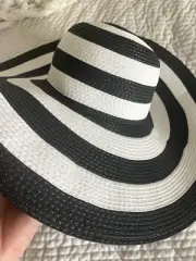 TARGET "A NEW DAY" WOMENS BLK AND WHITE FLOPPY SUN HAT NWT