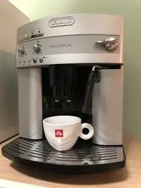 在飛比找Yahoo!奇摩拍賣優惠-DeLonghi ESAM3200 迪朗奇全自動咖啡機,台灣