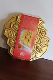 Nordic Ware Honeycomb Pull-Apart Dessert Pan New Gold