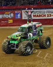GRAVE DIGGER MONSTER TRUCK RUNNING ON TRACK 8X10 GLOSSY PHOTO #D13